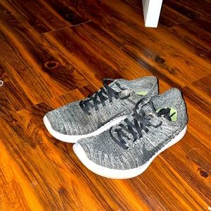 size 6.5 nike fly knit sneakers